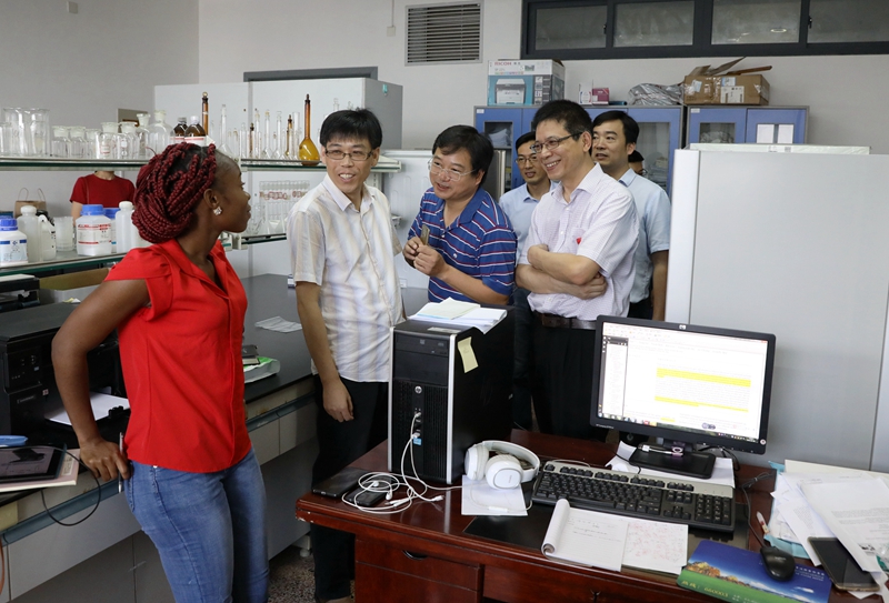 和用人单位的需求,他要求各学院根据自身发展的目标和学生成才的需要